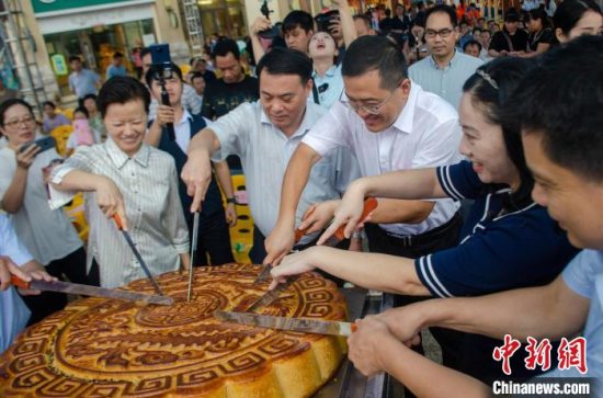 广西合浦县举办合浦月饼小镇2024年月饼文化周活动 分享200斤大月饼