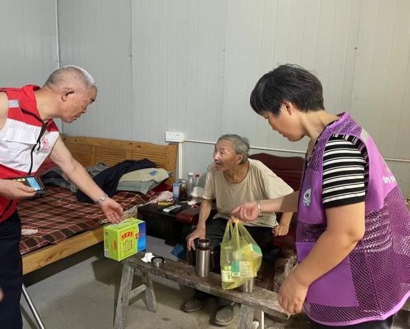 成都市温江区万春镇幸福村“夏日送清凉”入户慰问活动