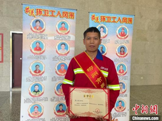 柳州市环卫工人覃玉安拍短视频记录工作 让更多人爱护环境