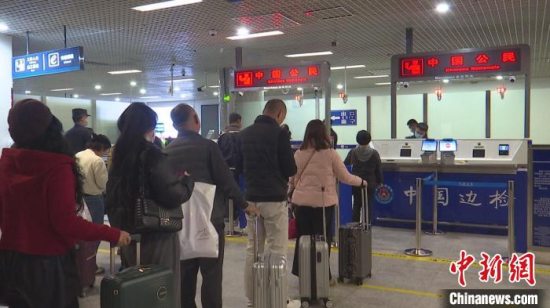 免签新政试行 入境吉林省延吉首批韩国籍旅客顺利通关