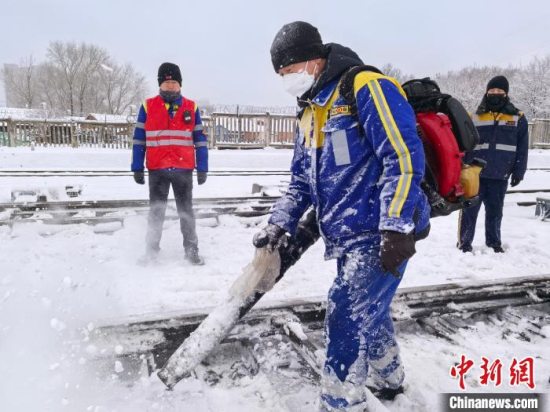 中国铁路哈尔滨局集团公司全力迎战暴雪保障铁路安全畅通