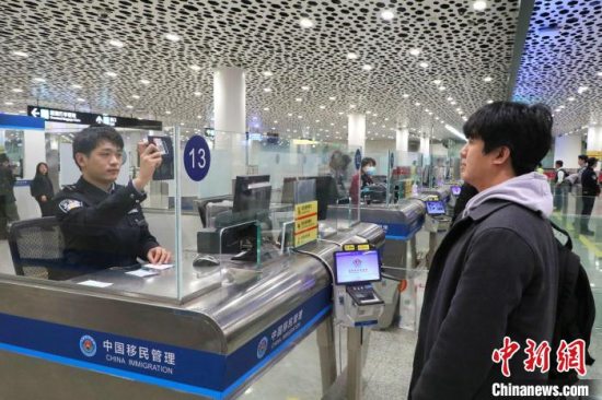 深圳口岸迎来首位享受240小时过境免签便利的外籍旅客PARK DAVID