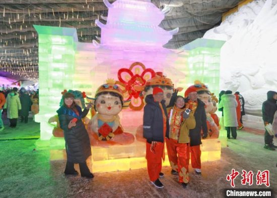 北京龙庆峡第39届冰灯冰雪嘉年华正式开幕 将持续至2月底