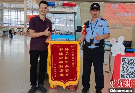 南宁铁警“寻包小队”炼成记:“明伟号流动服务队”成立两年助乘客找回2000多件物品