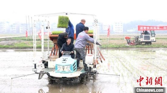 祁阳市农机市场迎来销售旺季 农户科技种田为春耕生产做好充足准备