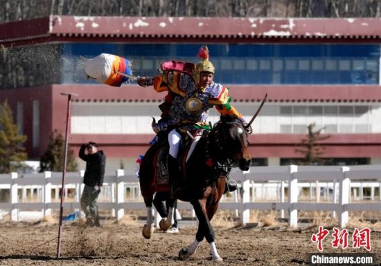 2025年藏历新年初三民族传统马术表演暨民族赛马活动在拉萨北郊赛马场举行