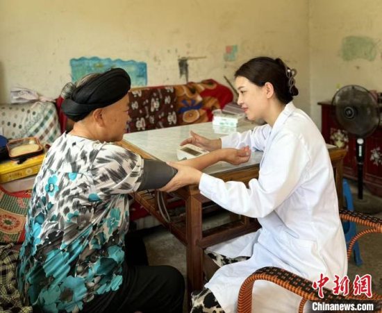 叙永县白腊苗族乡“夫妻档”乡村医生扎根农村 诠释“别样浪漫”