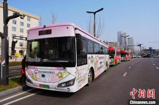 “一程览三镇，樱花漫江城”武汉文旅城市环游巴士樱花专线16日启动
