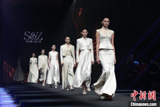 AW2025北京时装周开幕盛典暨SOME ZEAM“仄起东方”2025时装发布会在王府中心举行
