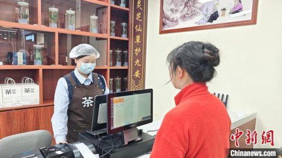 贵州中医药大学第二附属医院药食同源茶饮“茶补补”跨界“圈粉”年轻人