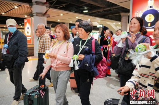 2025年首发“唱着山歌游广西三月三专列”载千名游客抵达南宁