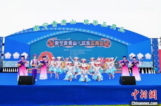 南宁青秀山·欢乐“三月三”活动：展非遗品美食促交融