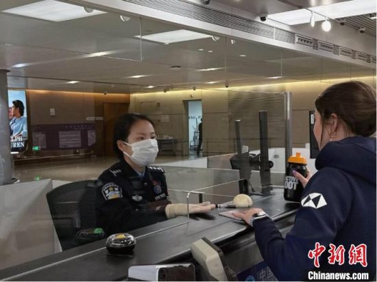 2025年一季度上海虹桥国际机场口岸出入境外籍旅客达18万人次 同比增长27%