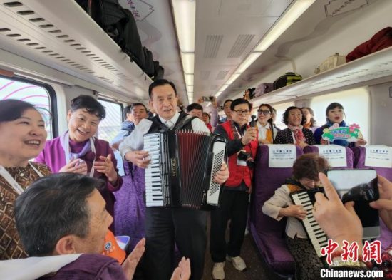新型旅游列车“好客山东·齐鲁1号”首发 游客吃串听曲览春光