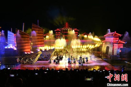 大型实景剧《赤壁·借东风》首演 游客沉浸式梦回三国