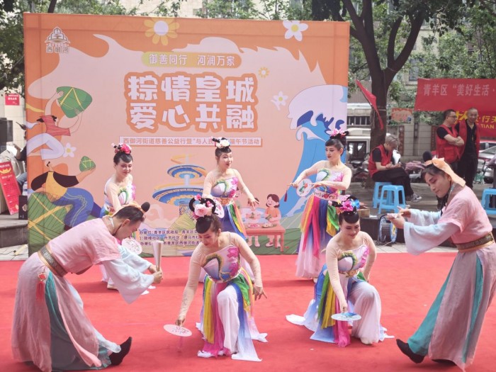 “与人民同行”青羊区文艺志愿服务进社区主题活动举行