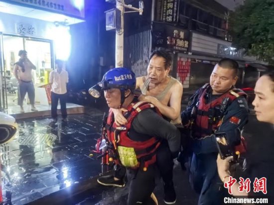 湖南娄底新化城区遭遇强降雨 多部门连夜清障排涝保高考路畅
