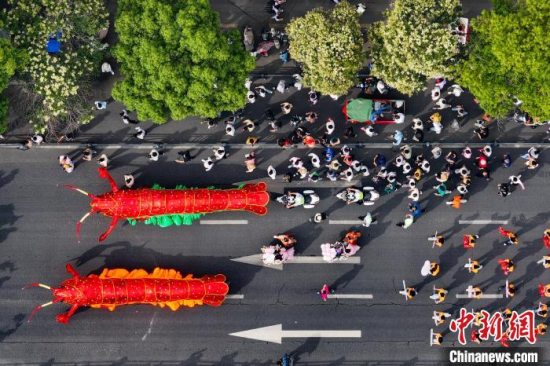 千年古城盱眙民俗巡游热闹开场 “十万虾迷探虾都”活动同步启动