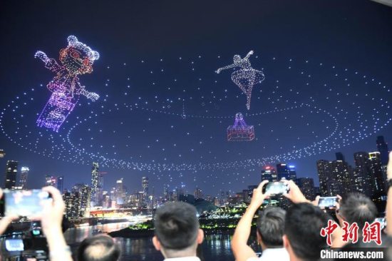 “魅力重庆”无人机灯光秀成功挑战“最多无人机组成的空中图案”吉尼斯世界纪录