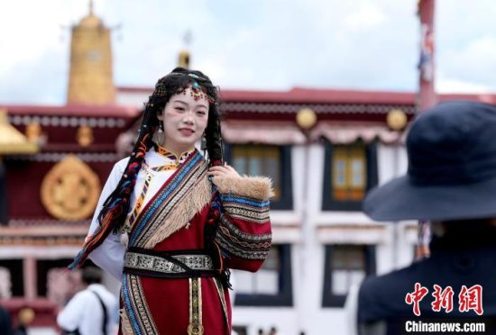西藏旅游旺季到来 旅游“热”带动藏服写真“火”