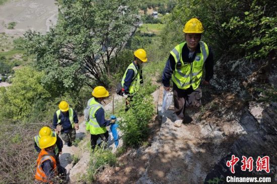 高温下的坚守：秦巴山脉中的“扫山奇兵” 守护着西康铁路安全