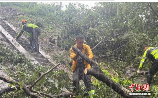 8月以来广东遭遇连续强降雨天气 国铁广州局7000多人力保铁路运输安全