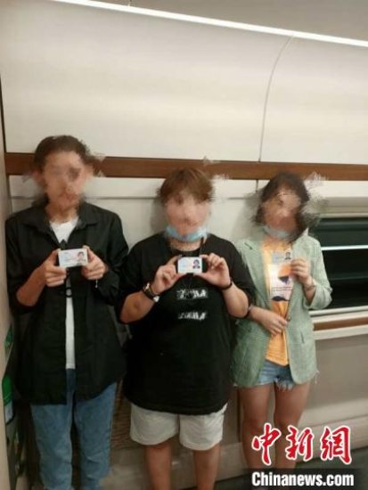 深圳铁路公安处乘警查获三女子高铁上吸烟 各被罚500元