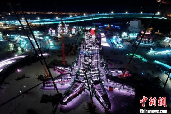 第26届哈尔滨冰雪大世界园区最高冰建主塔“亚洲同心”顺利封顶