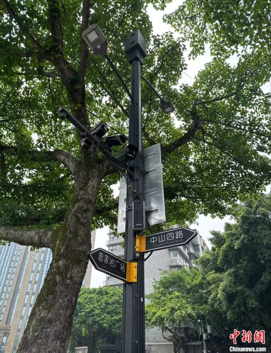 城市掌灯、5G基站……重庆“最美街道”中山四路智慧灯杆秀出新花样