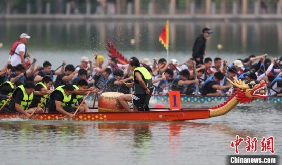 2025年“中国体育彩票杯”石家庄市龙舟大赛在太平河开赛 20支龙舟队参赛