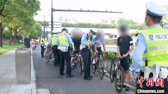 浦东交警严查“暴骑团”违法骑行：已查处竞速追逐、闯红灯、随意变道、占用机动车道等相关违法行为75起
