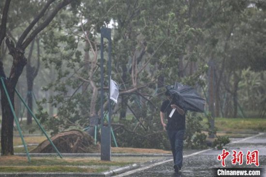 今年第1号台风“蝴蝶”带来较强风雨影响三亚