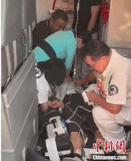 上海市第六人民医院医生飞机上协助急救心脏骤停乘客