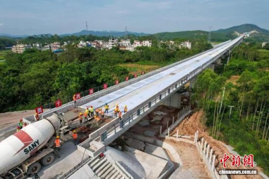 南宁至珠海高铁玉林至岑溪段无砟轨道施工全面启动