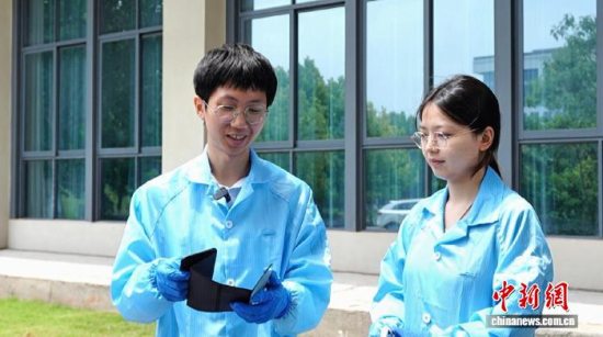 南华大学一大学生团队突破钙钛矿太阳能电池高柔韧性瓶颈