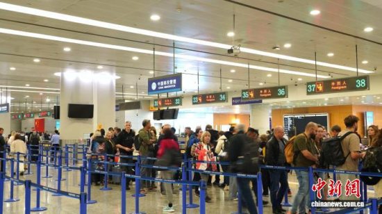 截至10月27日 2025年上海浦东国际机场口岸出入境人员总量已突破3000万人次