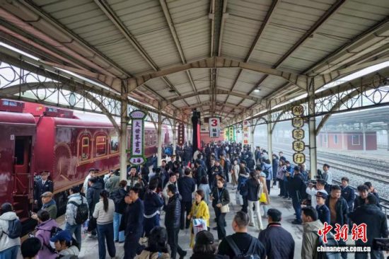 全国首列主题娱乐沉浸式文旅专列“津旅时光号”在天津北站鸣笛启程 全国首列主题娱乐沉浸式文旅专列“津旅时光号”在天津北站鸣笛启程