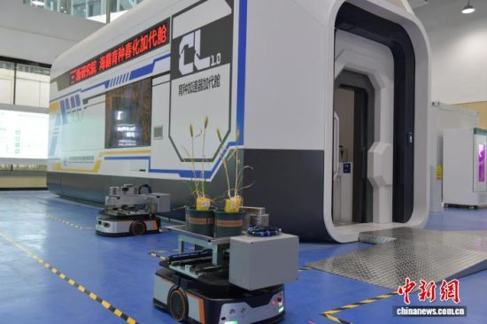 全链条机器人育种家“小海”与“海霸设施”小麦快速育种商业化服务平台启动