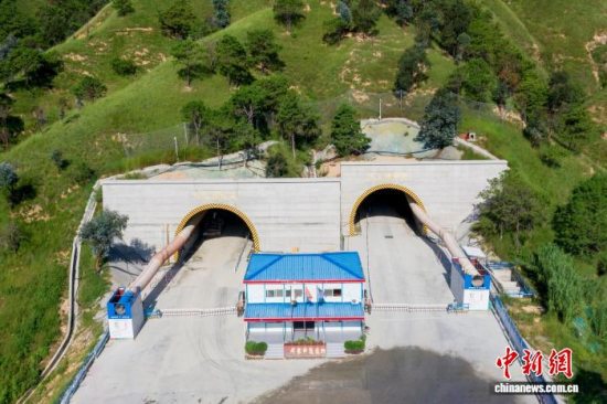 四川西昌至云南香格里拉高速公路主线首条隧道贯通 四川西昌至云南香格里拉高速公路主线首条隧道贯通