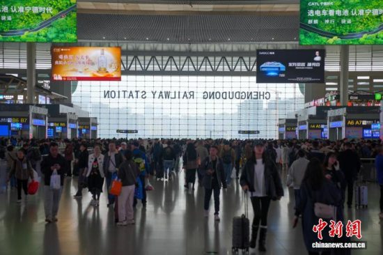 为迎接四川首个中小学秋假 铁路部门增开和重联列车超80列