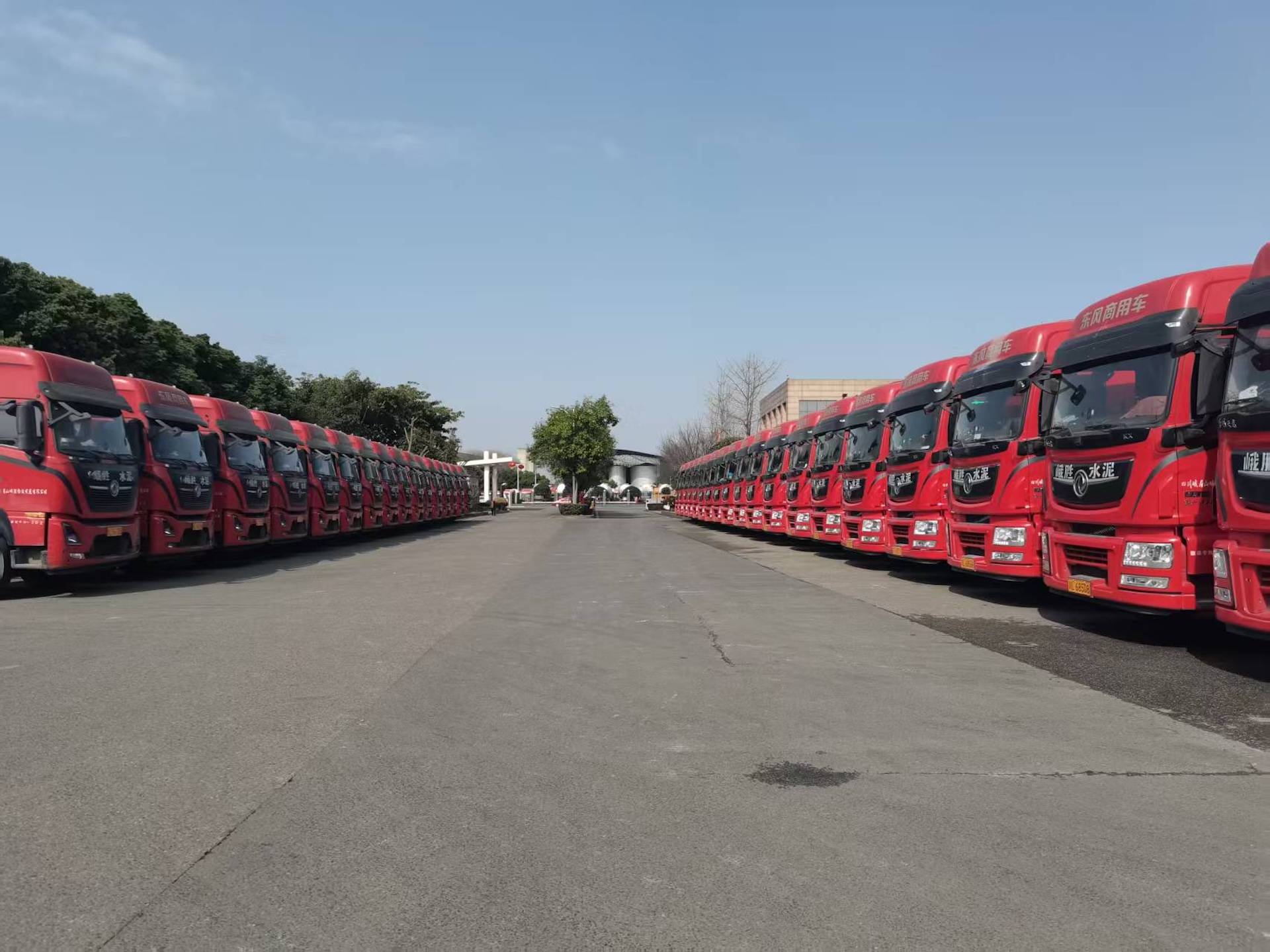 峨胜物流解锁新运力:东风天龙新能源助力乐山水泥运输成本直降75%