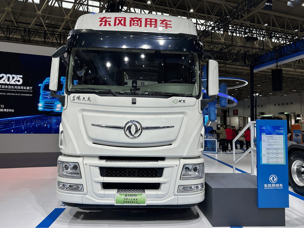 降本、合规如何兼得？看看东风天龙KX双擎混动牵引车的答案