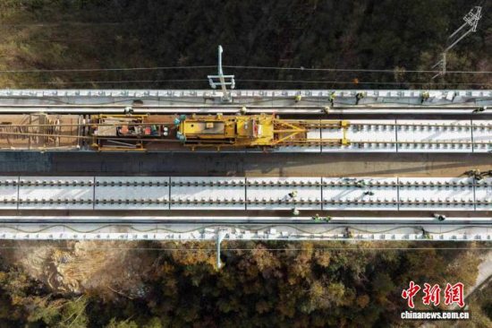 西安至十堰高速铁路27日完成全线铺轨施工 西安至十堰高速铁路27日完成全线铺轨施工