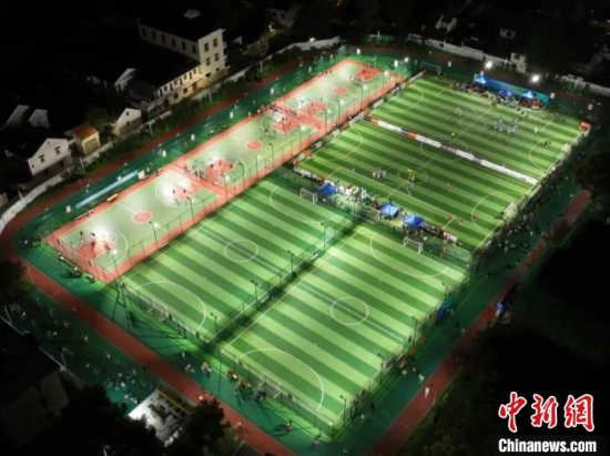 嘉兴市秀洲区王店镇小镇足球“踢”到长三角 一年举办100多场比赛