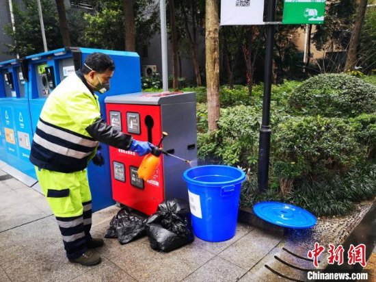 媒体探访重庆主城区废弃口罩回收：规范收运、无害化处理
