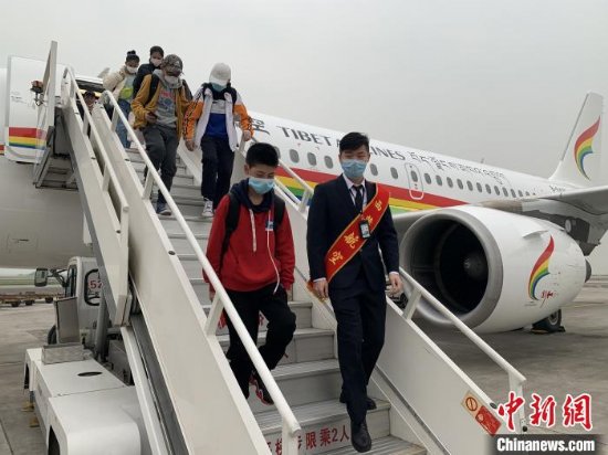 106名重庆西藏中学师生乘坐西藏航空航班返校复学