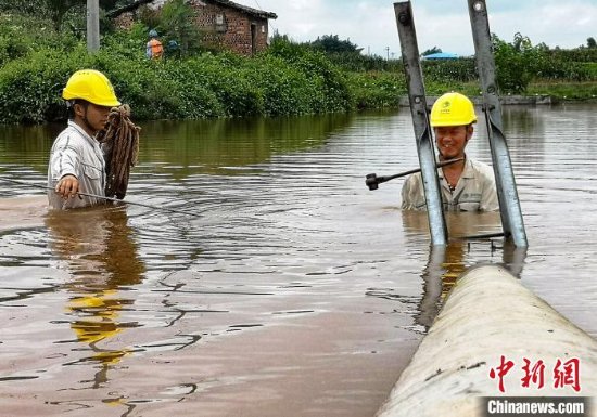 国网重庆市电力公司：电力工人水中抢险保供电 遭暴雨袭击电力设备受损严重