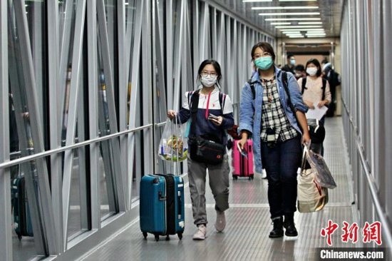 重庆发出疫情以来国内航空公司执行的首个国际复学包机直飞航班