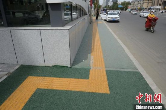 呼和浩特市一段盲道被铺成多直角弯道 市政回应需整改