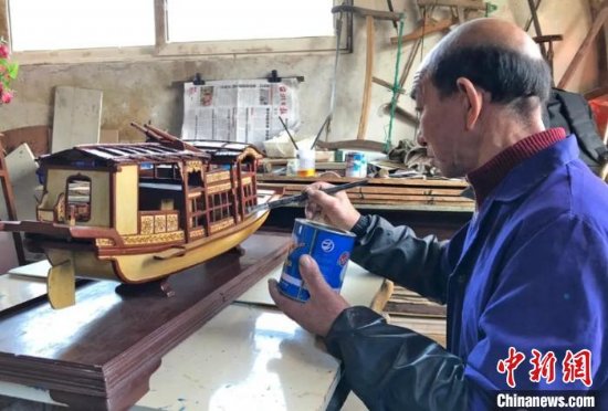 台州玉环市非遗传人制作南湖红船船模 献礼建党100周年